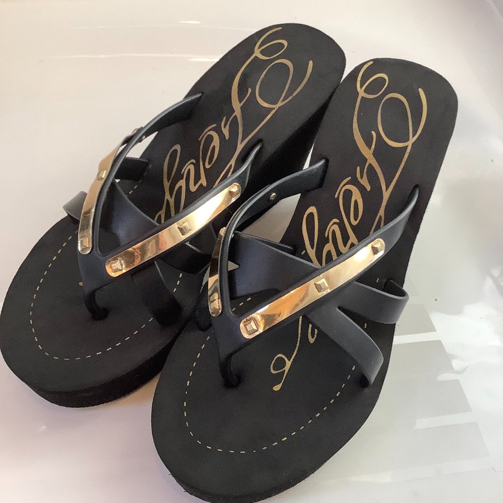 FERGIE BLACK/GOLD ELOISE PLATFORM WEDGE SIZE 10